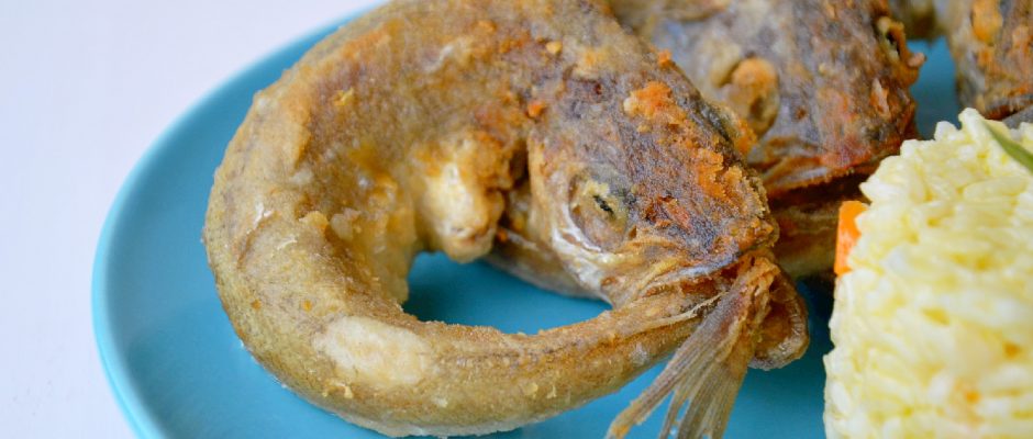 Pescadinhas de Rabo na Boca Com Arroz de Cenoura