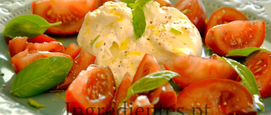 Queijo Burrata com Tomate, Manjericão e Azeite