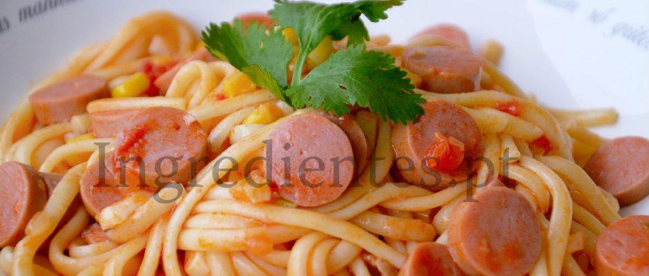 Tagliatelle com Molho de Tomate, Salsichas e Milho
