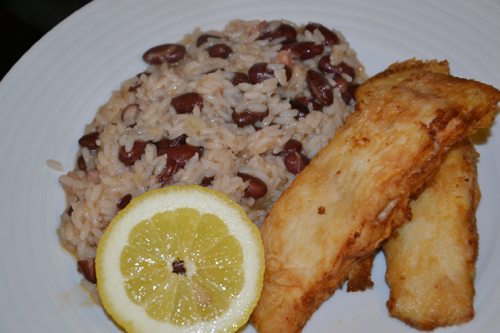 Solha frita com arroz de feijão 