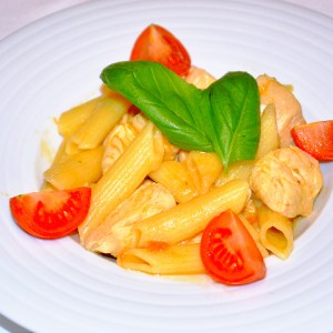 Penne com frango e manjericão