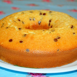 Bolo de claras com pepitas de chocolate