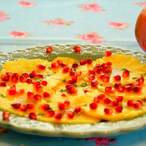 Carpaccio de abacaxi com romã e mel de hortelã