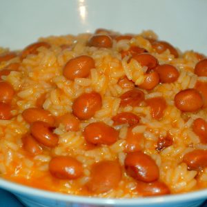 Arroz de tomate com feijão manteiga