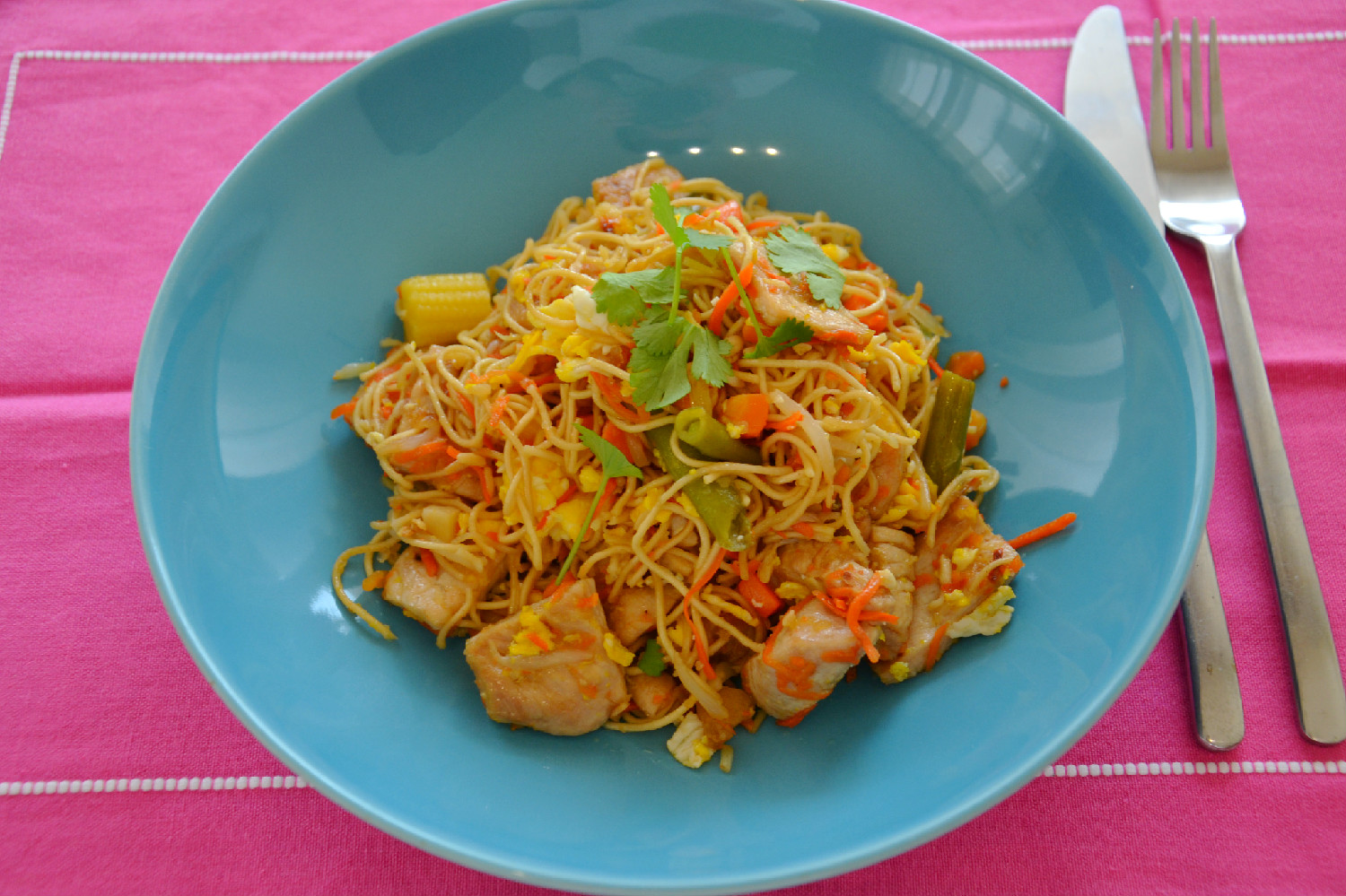 Noodles com peru, ananás e legumes chineses - Receita Petitchef