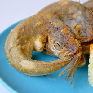 Pescadinhas de Rabo na Boca Com Arroz de Cenoura