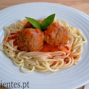 Almôndegas com Esparguete