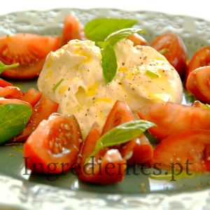 Queijo Burrata com Tomate, Manjericão e Azeite