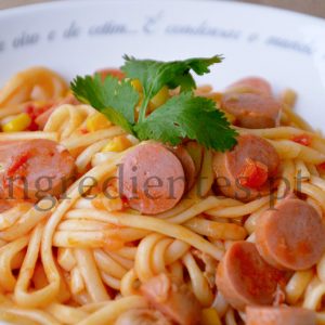 Tagliatelle com Molho de Tomate, Salsichas e Milho